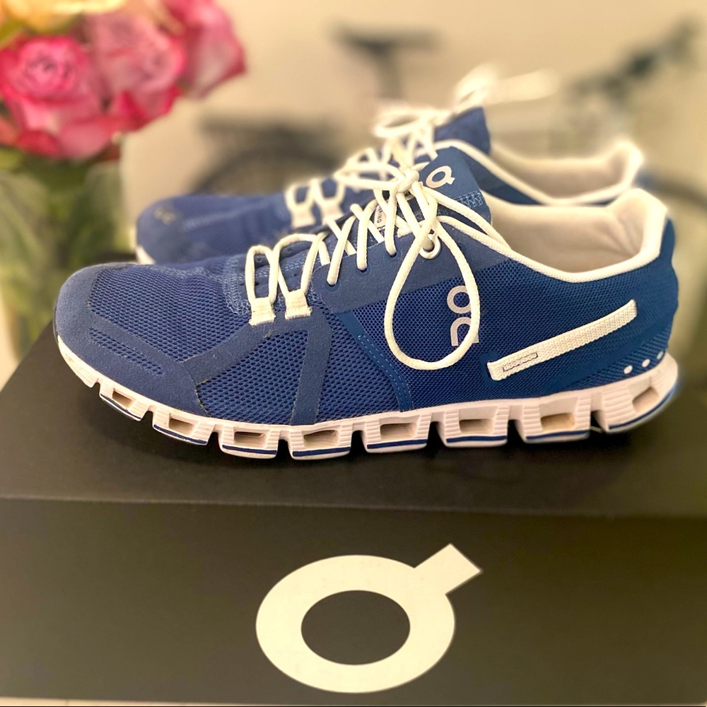 On Cloud Women’s Running Shoes Size 9 Blue/White